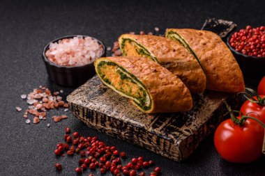 Bir rulo omlet, ıspanak, peynir ve kıyma. Yumurta ve ıspanakla yuvarlan.