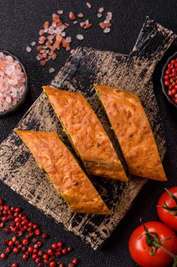 Bir rulo omlet, ıspanak, peynir ve kıyma. Yumurta ve ıspanakla yuvarlan.