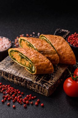 Bir rulo omlet, ıspanak, peynir ve kıyma. Yumurta ve ıspanakla yuvarlan.