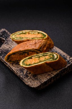 Bir rulo omlet, ıspanak, peynir ve kıyma. Yumurta ve ıspanakla yuvarlan.