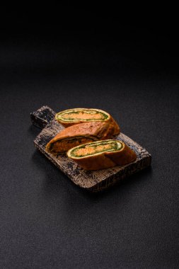 Bir rulo omlet, ıspanak, peynir ve kıyma. Yumurta ve ıspanakla yuvarlan.