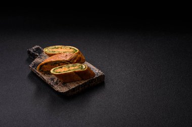 Bir rulo omlet, ıspanak, peynir ve kıyma. Yumurta ve ıspanakla yuvarlan.