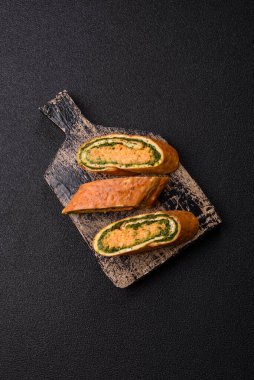 Bir rulo omlet, ıspanak, peynir ve kıyma. Yumurta ve ıspanakla yuvarlan.