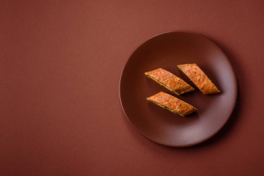 Bir rulo omlet, ıspanak, peynir ve kıyma. Yumurta ve ıspanakla yuvarlan.