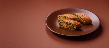 Bir rulo omlet, ıspanak, peynir ve kıyma. Yumurta ve ıspanakla yuvarlan.