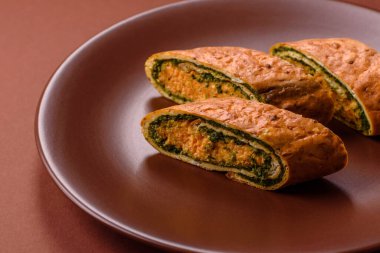 Bir rulo omlet, ıspanak, peynir ve kıyma. Yumurta ve ıspanakla yuvarlan.