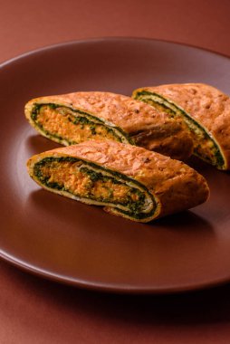 Bir rulo omlet, ıspanak, peynir ve kıyma. Yumurta ve ıspanakla yuvarlan.