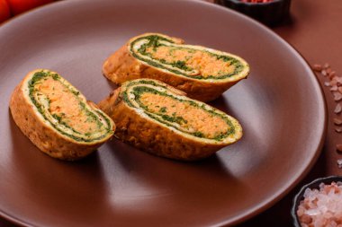 Bir rulo omlet, ıspanak, peynir ve kıyma. Yumurta ve ıspanakla yuvarlan.