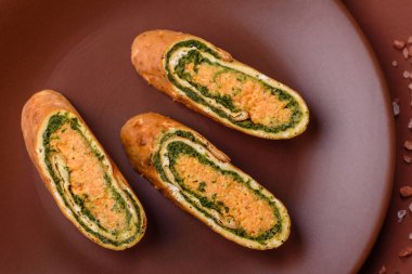 Bir rulo omlet, ıspanak, peynir ve kıyma. Yumurta ve ıspanakla yuvarlan.