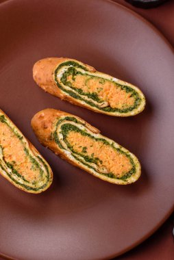 Bir rulo omlet, ıspanak, peynir ve kıyma. Yumurta ve ıspanakla yuvarlan.