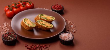 Bir rulo omlet, ıspanak, peynir ve kıyma. Yumurta ve ıspanakla yuvarlan.