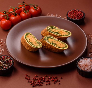 Bir rulo omlet, ıspanak, peynir ve kıyma. Yumurta ve ıspanakla yuvarlan.