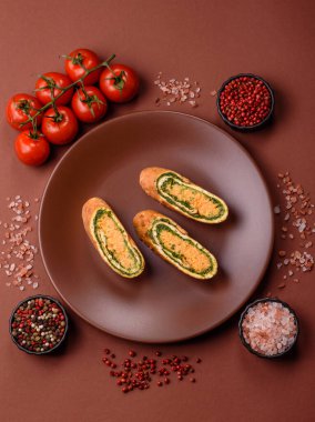 Bir rulo omlet, ıspanak, peynir ve kıyma. Yumurta ve ıspanakla yuvarlan.