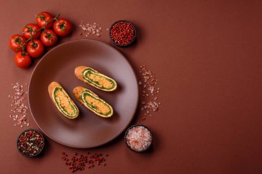 Bir rulo omlet, ıspanak, peynir ve kıyma. Yumurta ve ıspanakla yuvarlan.