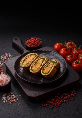 Bir rulo omlet, ıspanak, peynir ve kıyma. Yumurta ve ıspanakla yuvarlan.