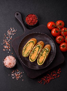 Bir rulo omlet, ıspanak, peynir ve kıyma. Yumurta ve ıspanakla yuvarlan.