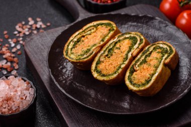 Bir rulo omlet, ıspanak, peynir ve kıyma. Yumurta ve ıspanakla yuvarlan.