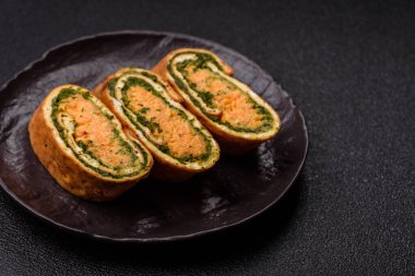 Bir rulo omlet, ıspanak, peynir ve kıyma. Yumurta ve ıspanakla yuvarlan.