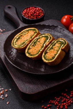 Bir rulo omlet, ıspanak, peynir ve kıyma. Yumurta ve ıspanakla yuvarlan.