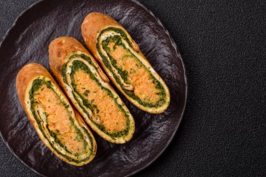 Bir rulo omlet, ıspanak, peynir ve kıyma. Yumurta ve ıspanakla yuvarlan.