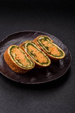 Bir rulo omlet, ıspanak, peynir ve kıyma. Yumurta ve ıspanakla yuvarlan.