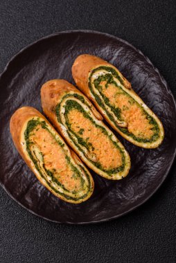 Bir rulo omlet, ıspanak, peynir ve kıyma. Yumurta ve ıspanakla yuvarlan.