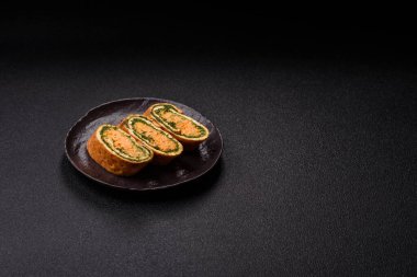 Bir rulo omlet, ıspanak, peynir ve kıyma. Yumurta ve ıspanakla yuvarlan.