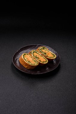 Bir rulo omlet, ıspanak, peynir ve kıyma. Yumurta ve ıspanakla yuvarlan.