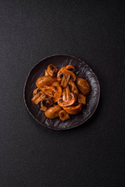 Yemek, fırında mantar soslu ve baharatlı şampiyon dilimleri. Izgara mantarların arka planı