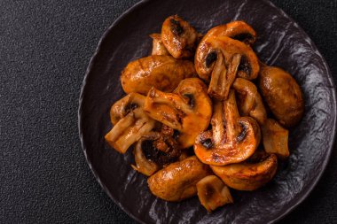 Yemek, fırında mantar soslu ve baharatlı şampiyon dilimleri. Izgara mantarların arka planı