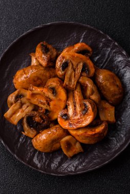 Yemek, fırında mantar soslu ve baharatlı şampiyon dilimleri. Izgara mantarların arka planı