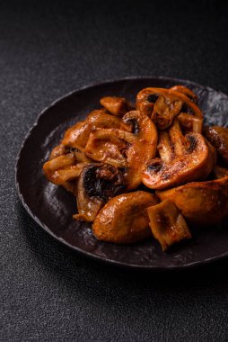 Yemek, fırında mantar soslu ve baharatlı şampiyon dilimleri. Izgara mantarların arka planı