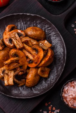 Yemek, fırında mantar soslu ve baharatlı şampiyon dilimleri. Izgara mantarların arka planı