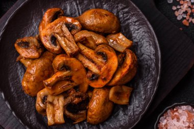 Yemek, fırında mantar soslu ve baharatlı şampiyon dilimleri. Izgara mantarların arka planı