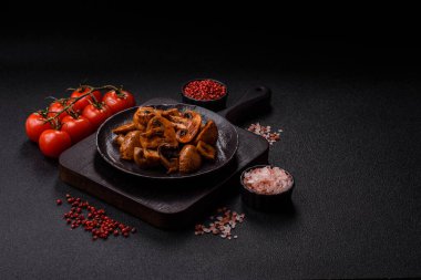 Yemek, fırında mantar soslu ve baharatlı şampiyon dilimleri. Izgara mantarların arka planı