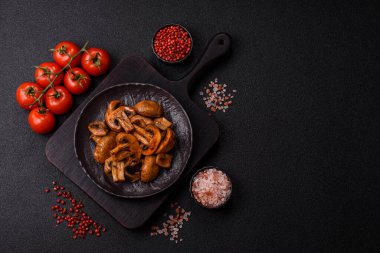 Yemek, fırında mantar soslu ve baharatlı şampiyon dilimleri. Izgara mantarların arka planı