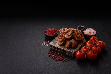 Yemek, fırında mantar soslu ve baharatlı şampiyon dilimleri. Izgara mantarların arka planı