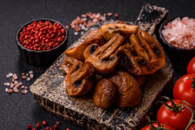 Yemek, fırında mantar soslu ve baharatlı şampiyon dilimleri. Izgara mantarların arka planı