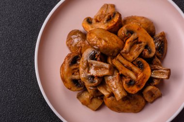 Yemek, fırında mantar soslu ve baharatlı şampiyon dilimleri. Izgara mantarların arka planı