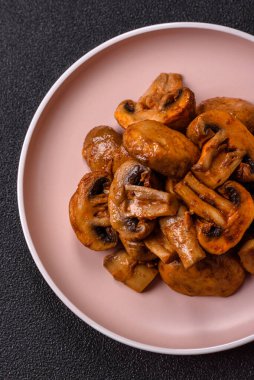 Yemek, fırında mantar soslu ve baharatlı şampiyon dilimleri. Izgara mantarların arka planı