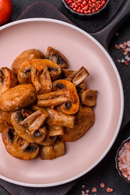 Yemek, fırında mantar soslu ve baharatlı şampiyon dilimleri. Izgara mantarların arka planı