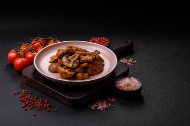 Yemek, fırında mantar soslu ve baharatlı şampiyon dilimleri. Izgara mantarların arka planı