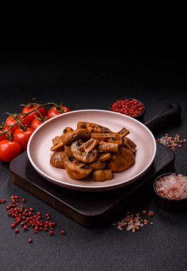 Yemek, fırında mantar soslu ve baharatlı şampiyon dilimleri. Izgara mantarların arka planı