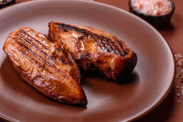 Tavuk göğsü, ızgara fileto, tabakta et yemeği. Öğle yemeği için faydalı ızgara kümes hayvanları