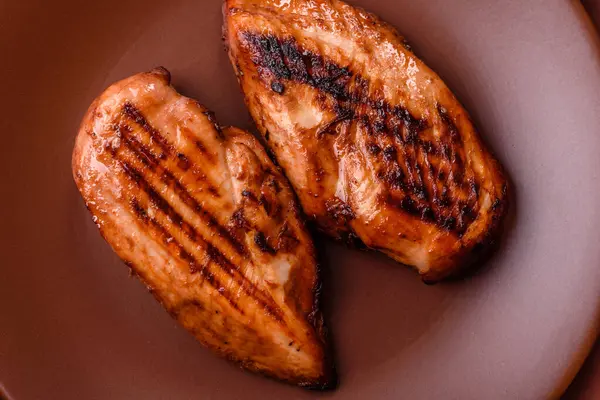 Tavuk göğsü, ızgara fileto, tabakta et yemeği. Öğle yemeği için faydalı ızgara kümes hayvanları