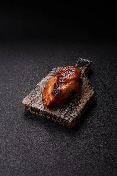 Tavuk göğsü, ızgara fileto, tabakta et yemeği. Öğle yemeği için faydalı ızgara kümes hayvanları