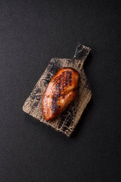 Tavuk göğsü, ızgara fileto, tabakta et yemeği. Öğle yemeği için faydalı ızgara kümes hayvanları