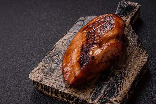 Tavuk göğsü, ızgara fileto, tabakta et yemeği. Öğle yemeği için faydalı ızgara kümes hayvanları