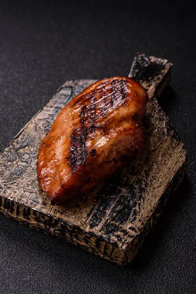 Tavuk göğsü, ızgara fileto, tabakta et yemeği. Öğle yemeği için faydalı ızgara kümes hayvanları