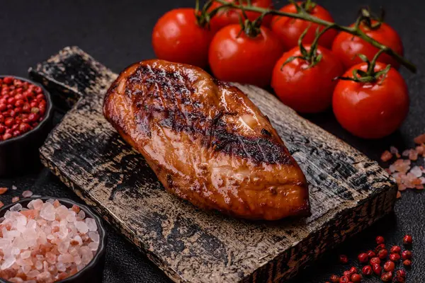 Tavuk göğsü, ızgara fileto, tabakta et yemeği. Öğle yemeği için faydalı ızgara kümes hayvanları